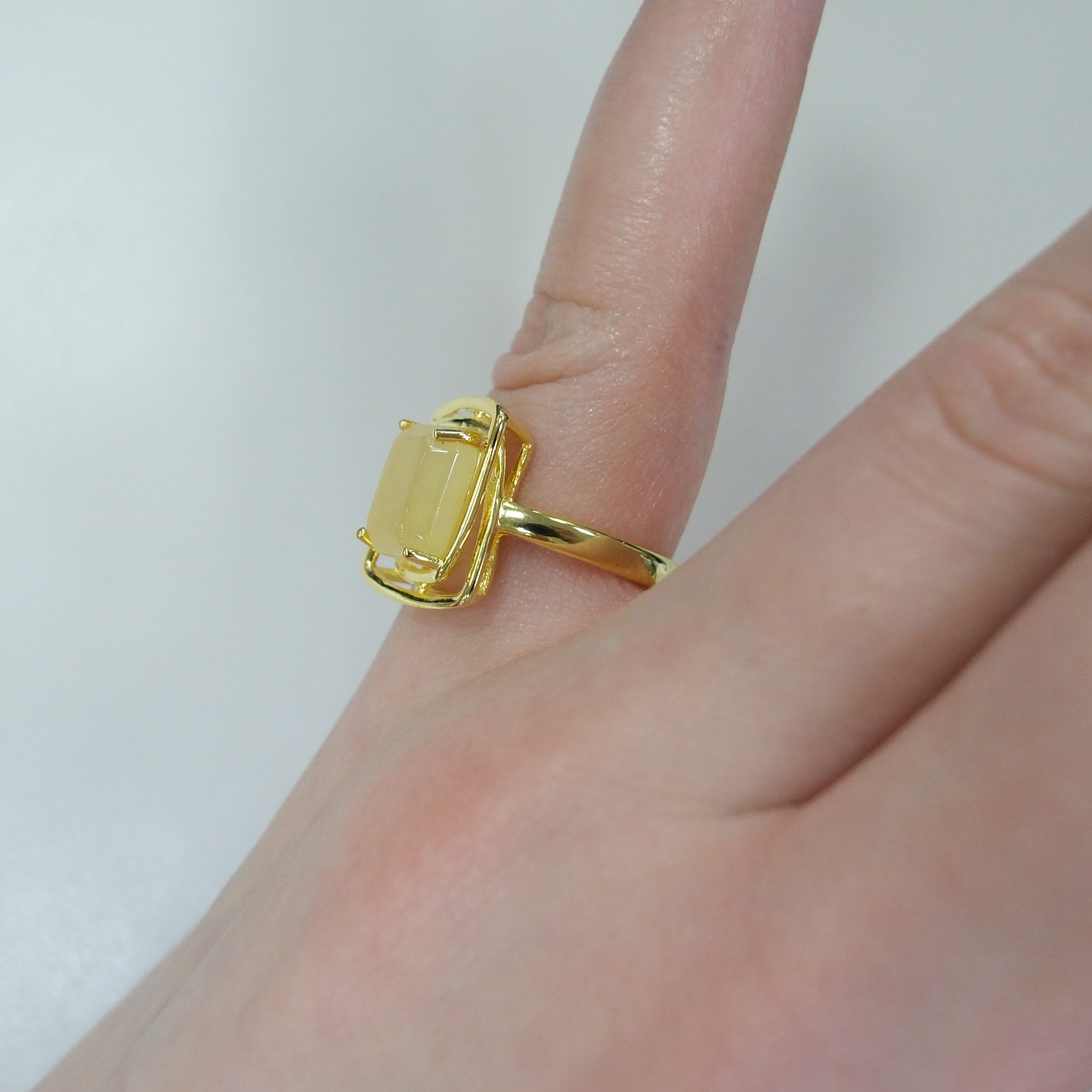 Серебряное кольцо с желтым бериллом